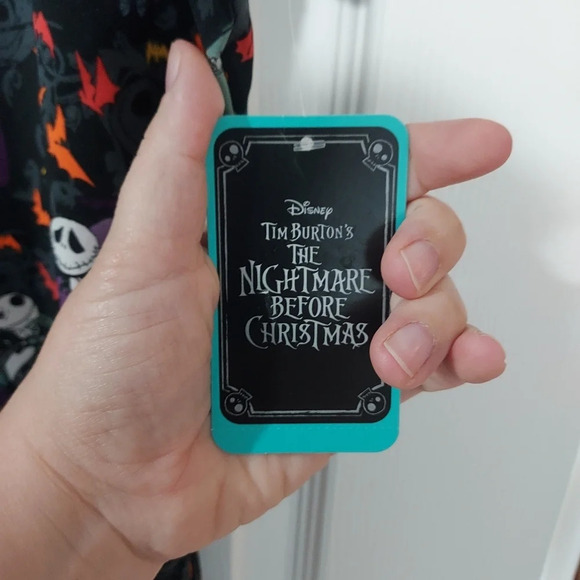 NWT Nightmare Before Christmas Alive With Love V-Neck Print Scrub Top Size 2XL - Picture 4 of 10